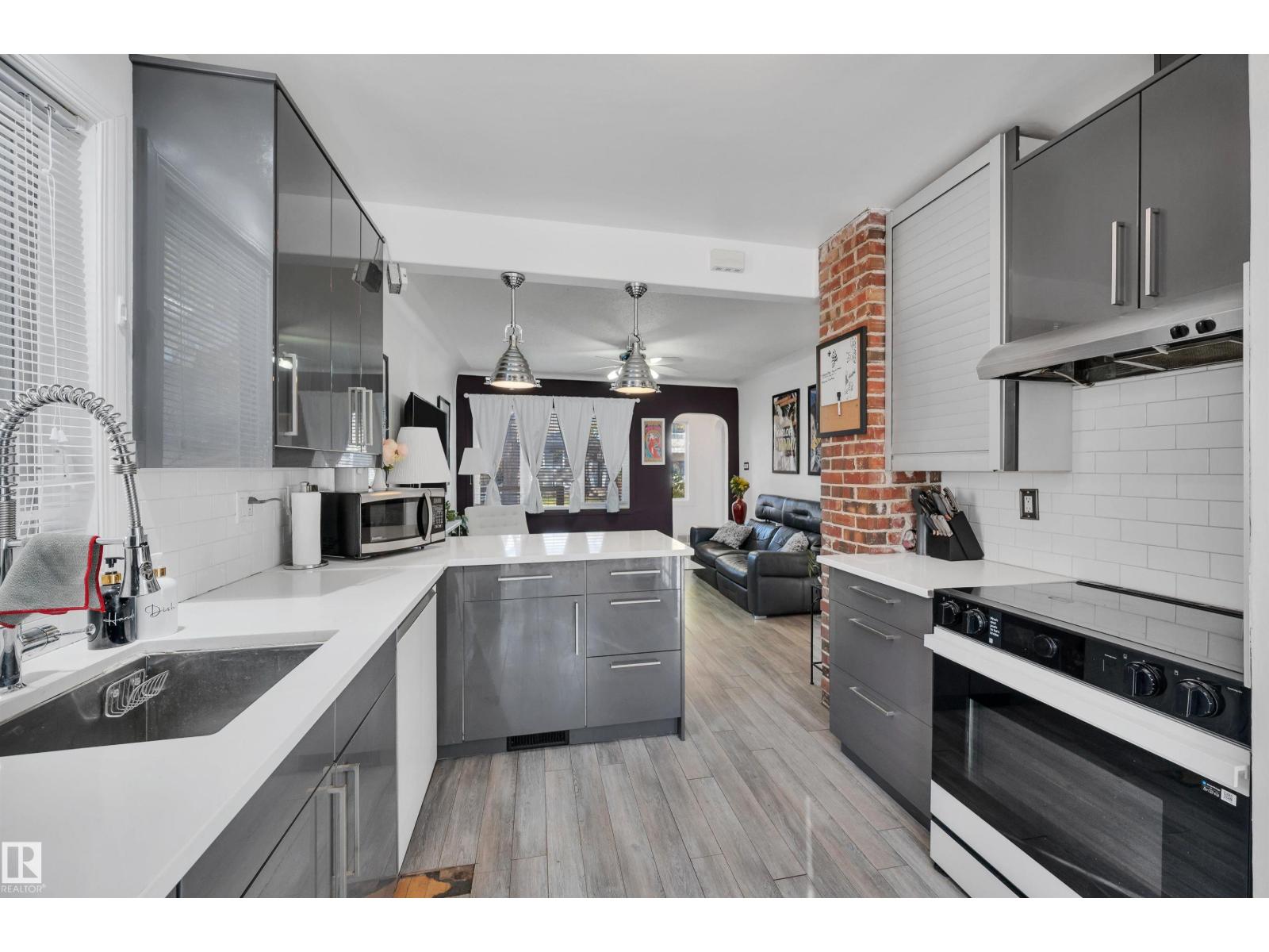 9831 83 AV NW