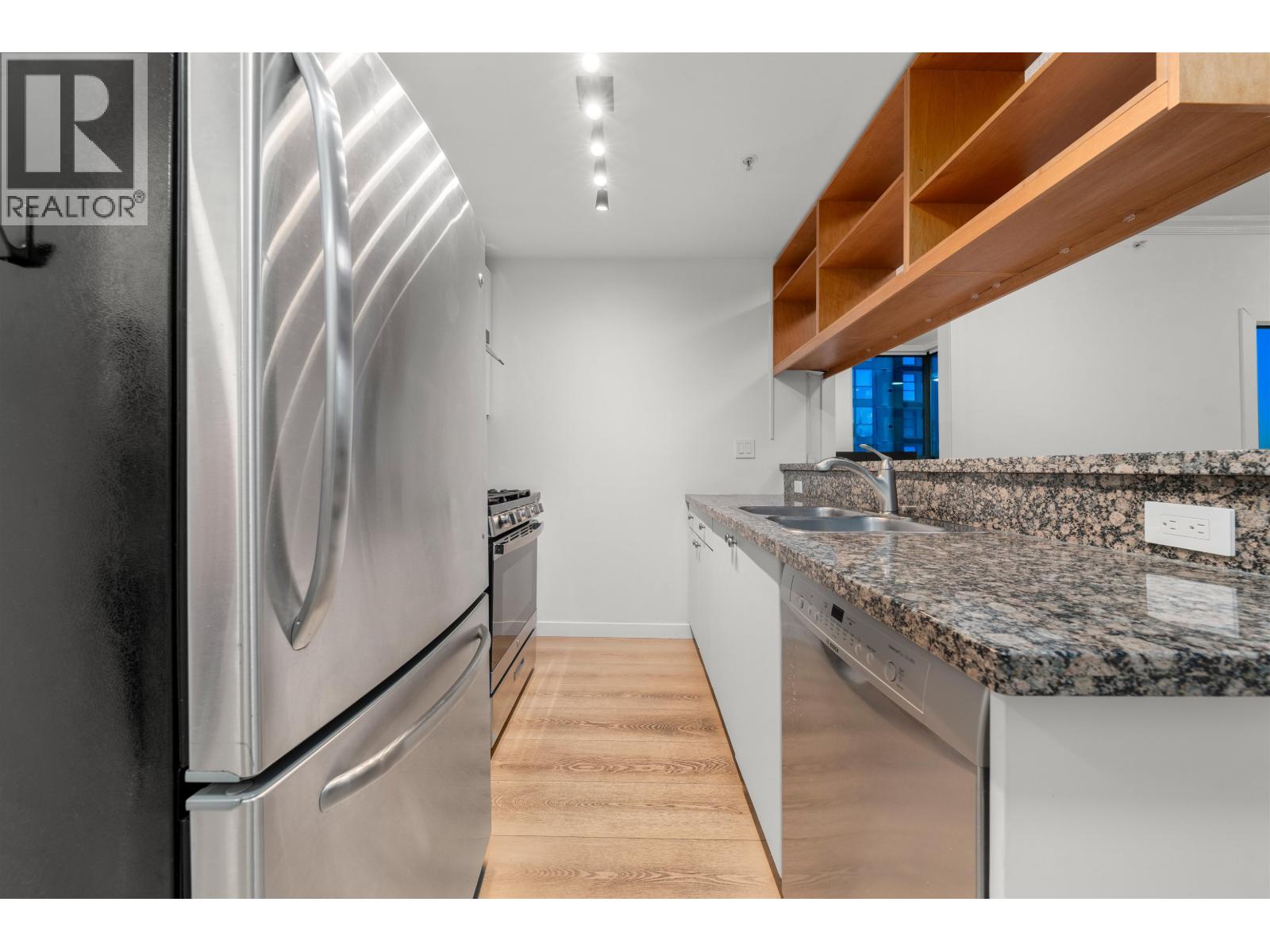 1805 928 RICHARDS STREET