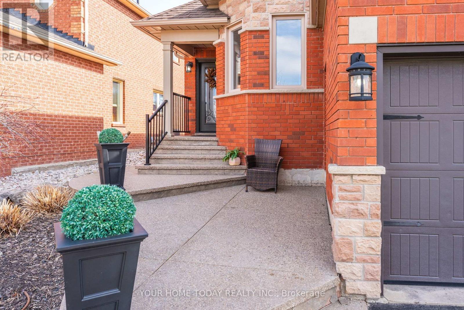 96 LAUCHLIN CRESCENT