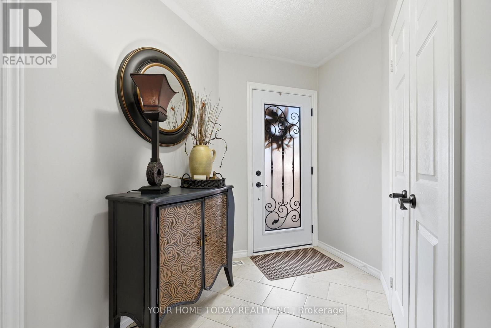 96 LAUCHLIN CRESCENT