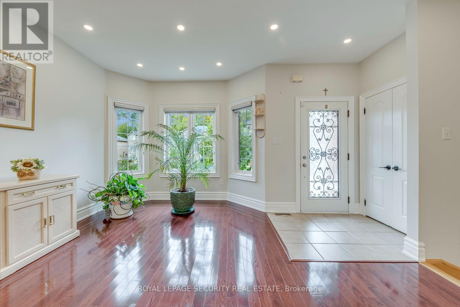 25 PINECLIFF CRESCENT