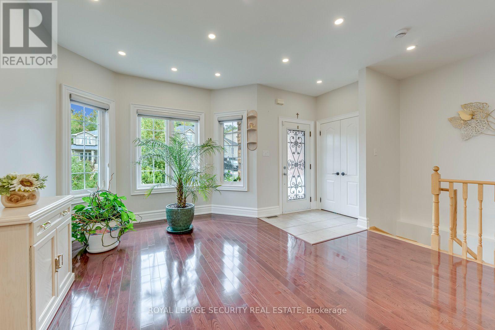 25 PINECLIFF CRESCENT