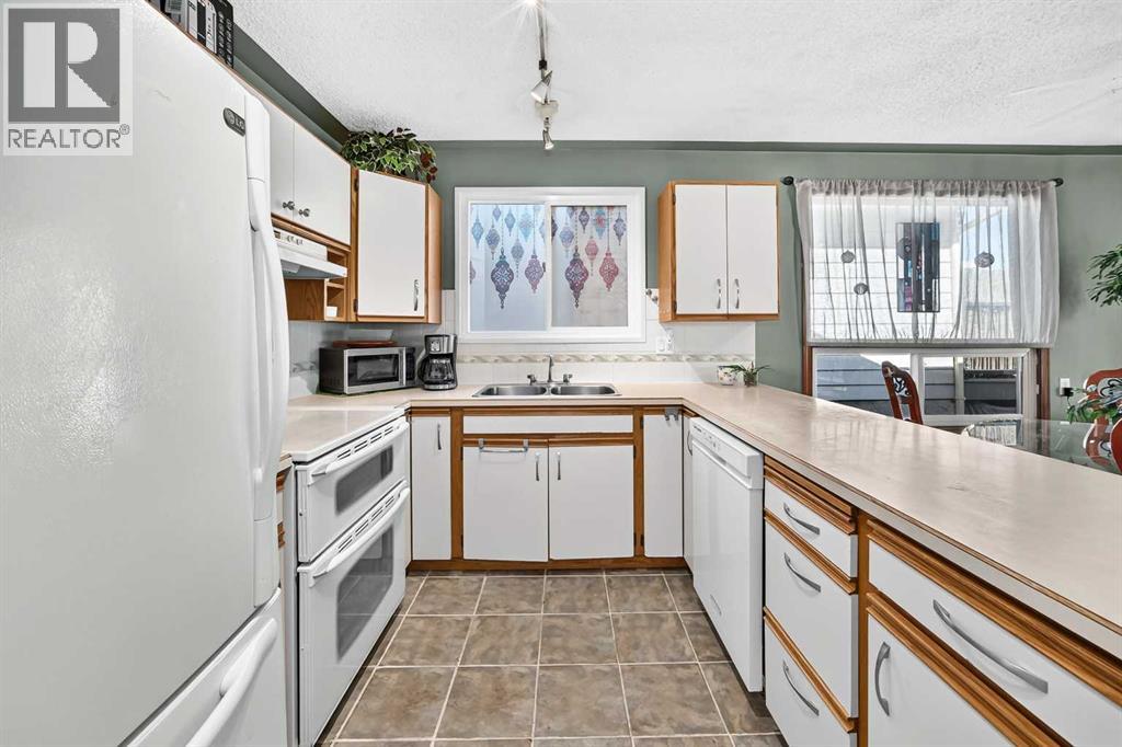 155 Strathcona Close SW