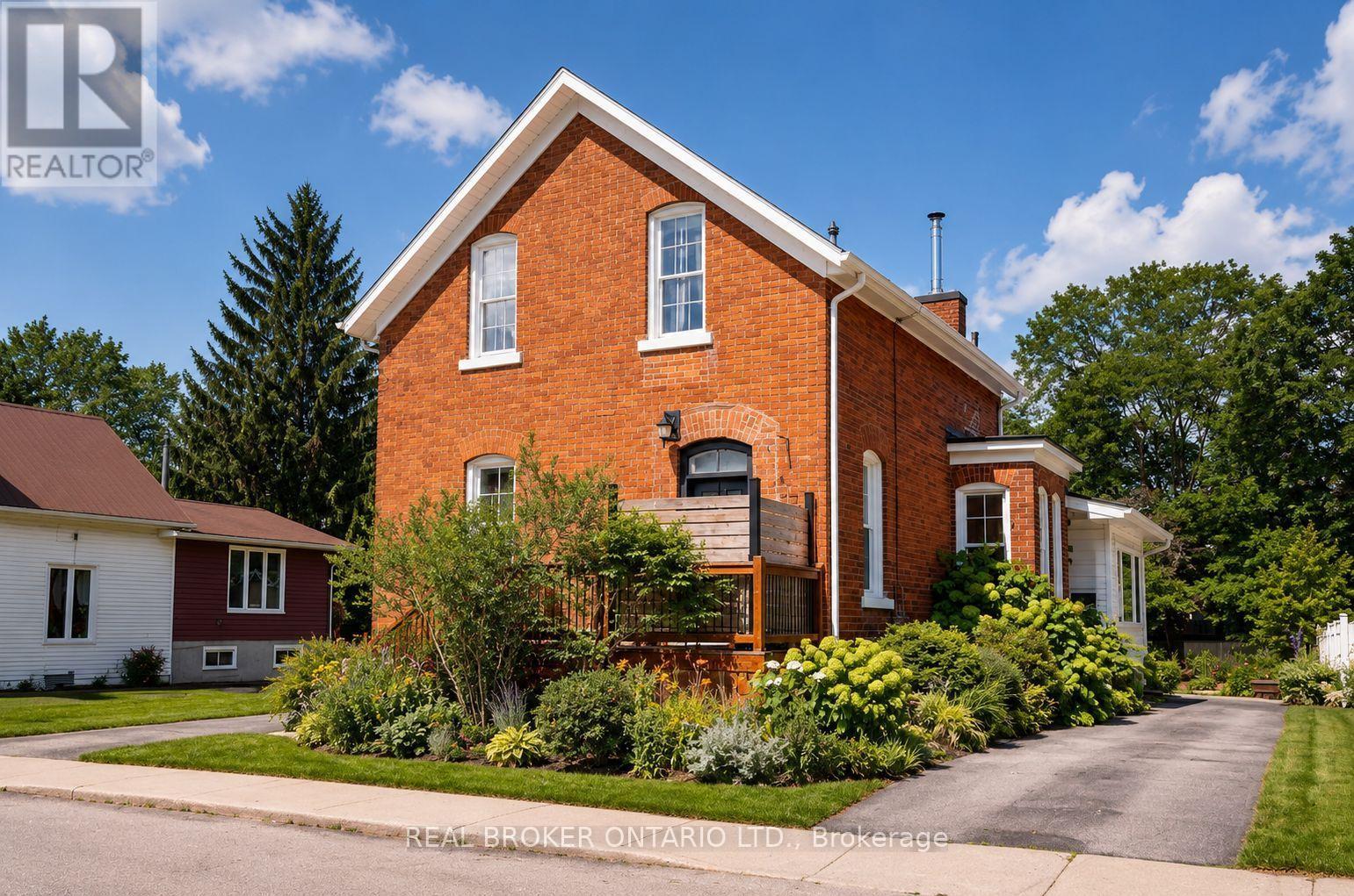 A & B - 33 NAPOLEON STREET