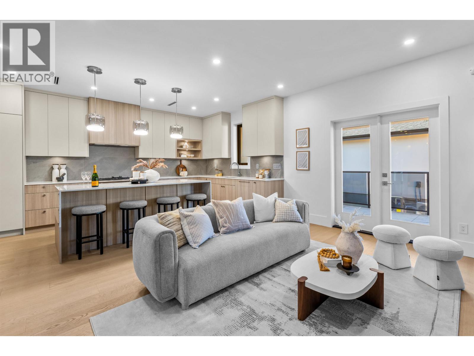 2 7061 PAULUS CRESCENT
