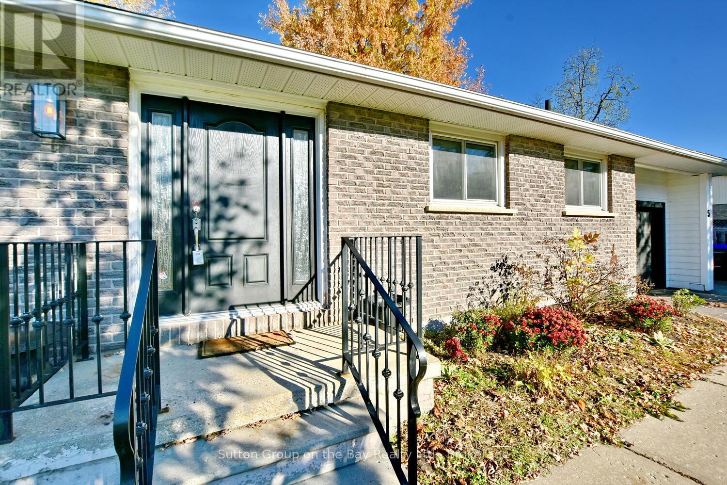 5 BROCK CRESCENT