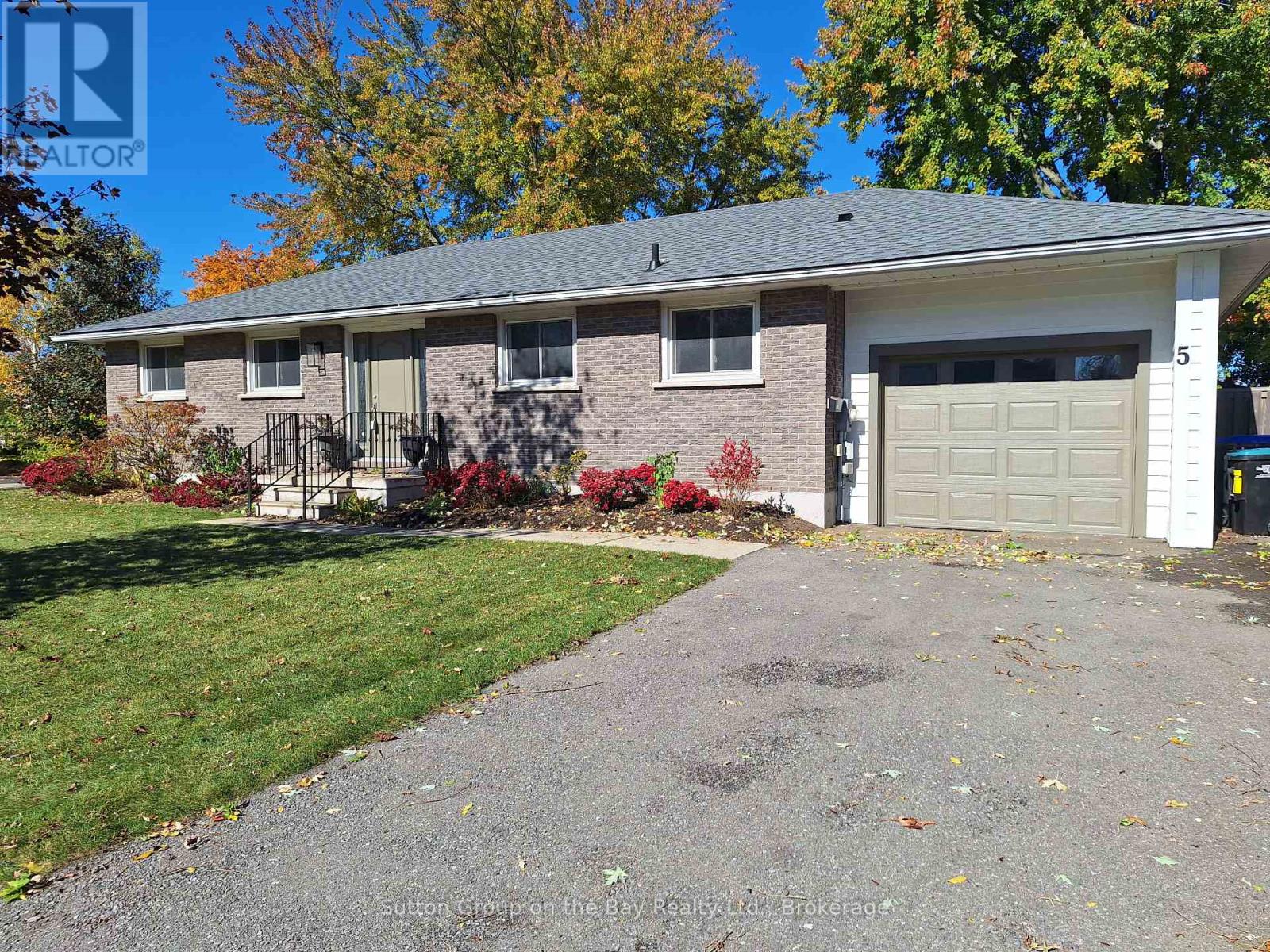 5 BROCK CRESCENT