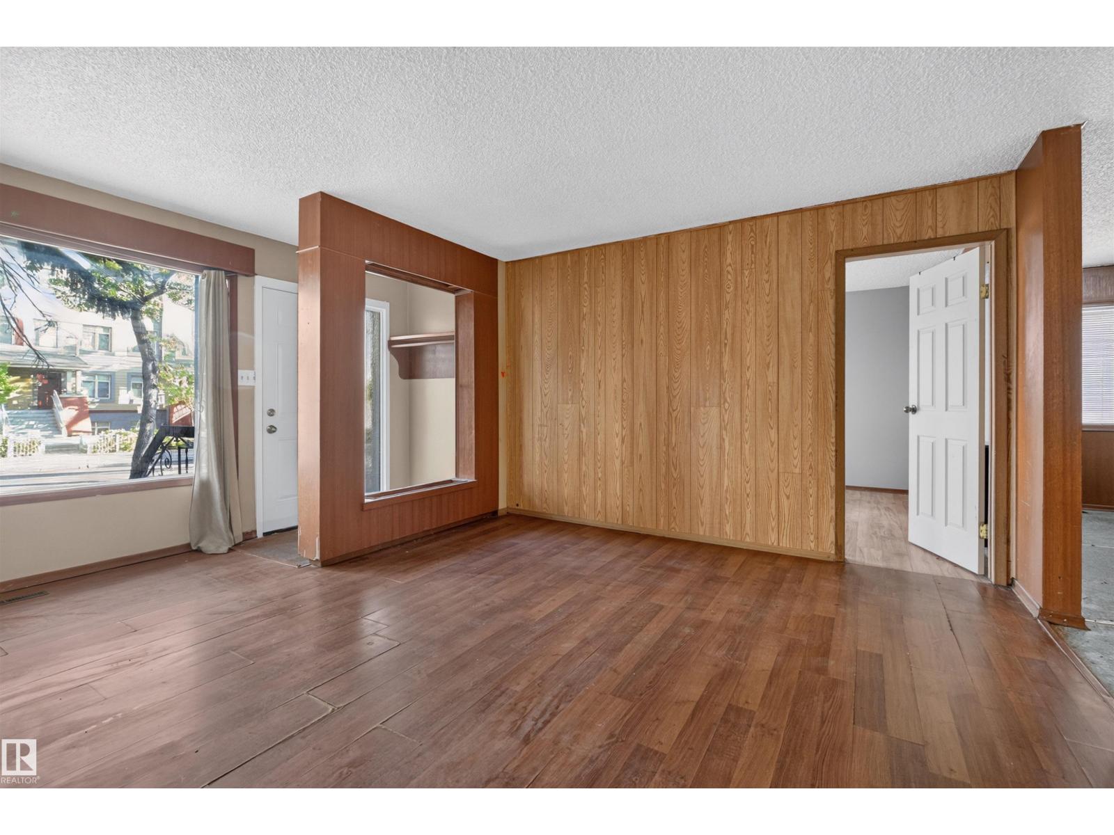 11015 87 AV NW