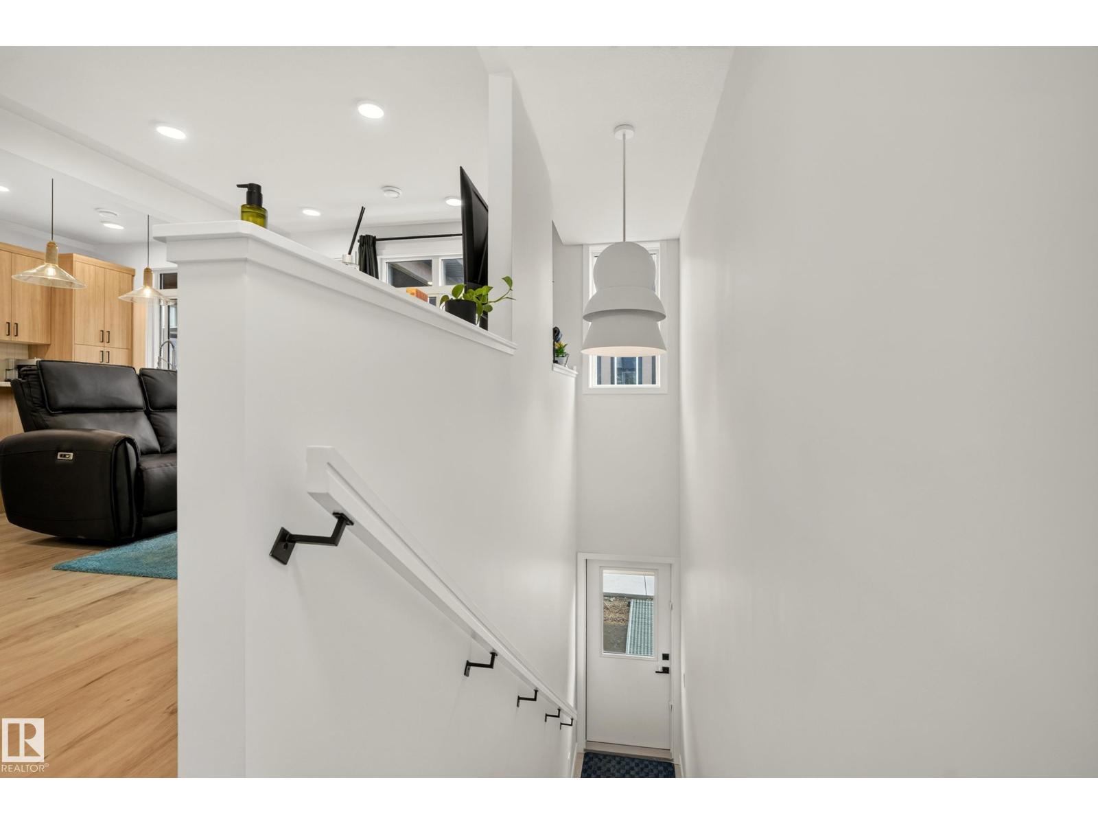 #53 16231 19 AV SW