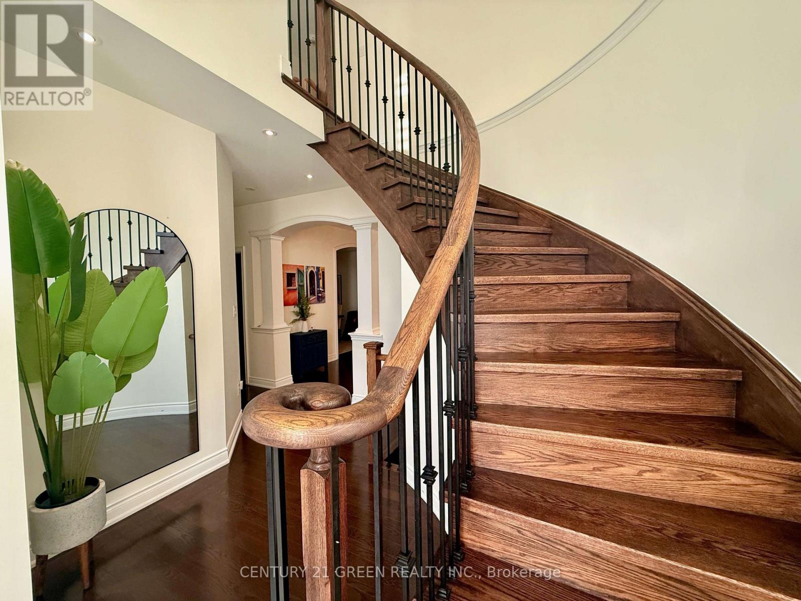 MAIN & 2ND FLOOR - 37 PRAIRIE CREEK CRESCENT