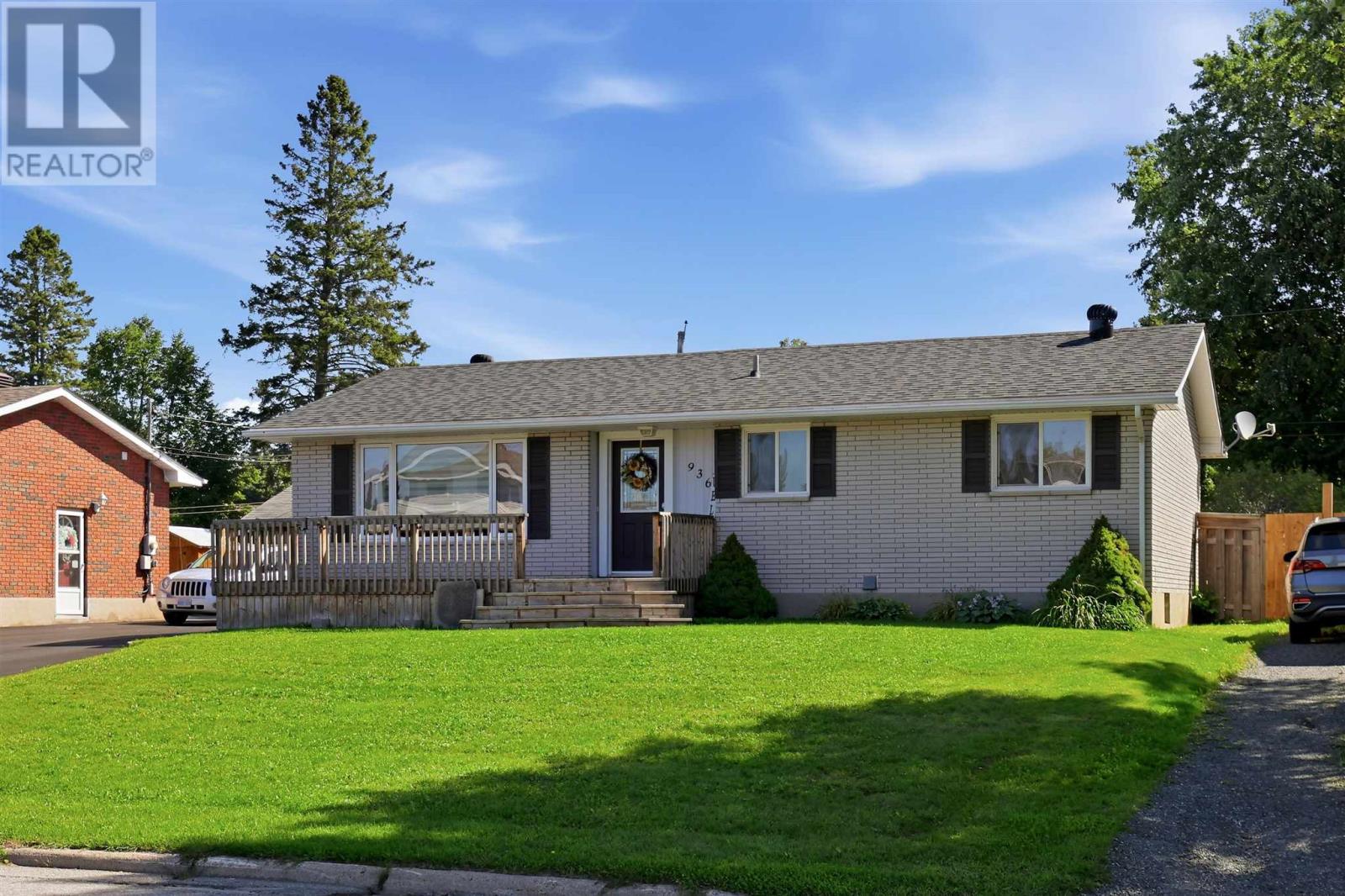 936 North ST - Photo 2