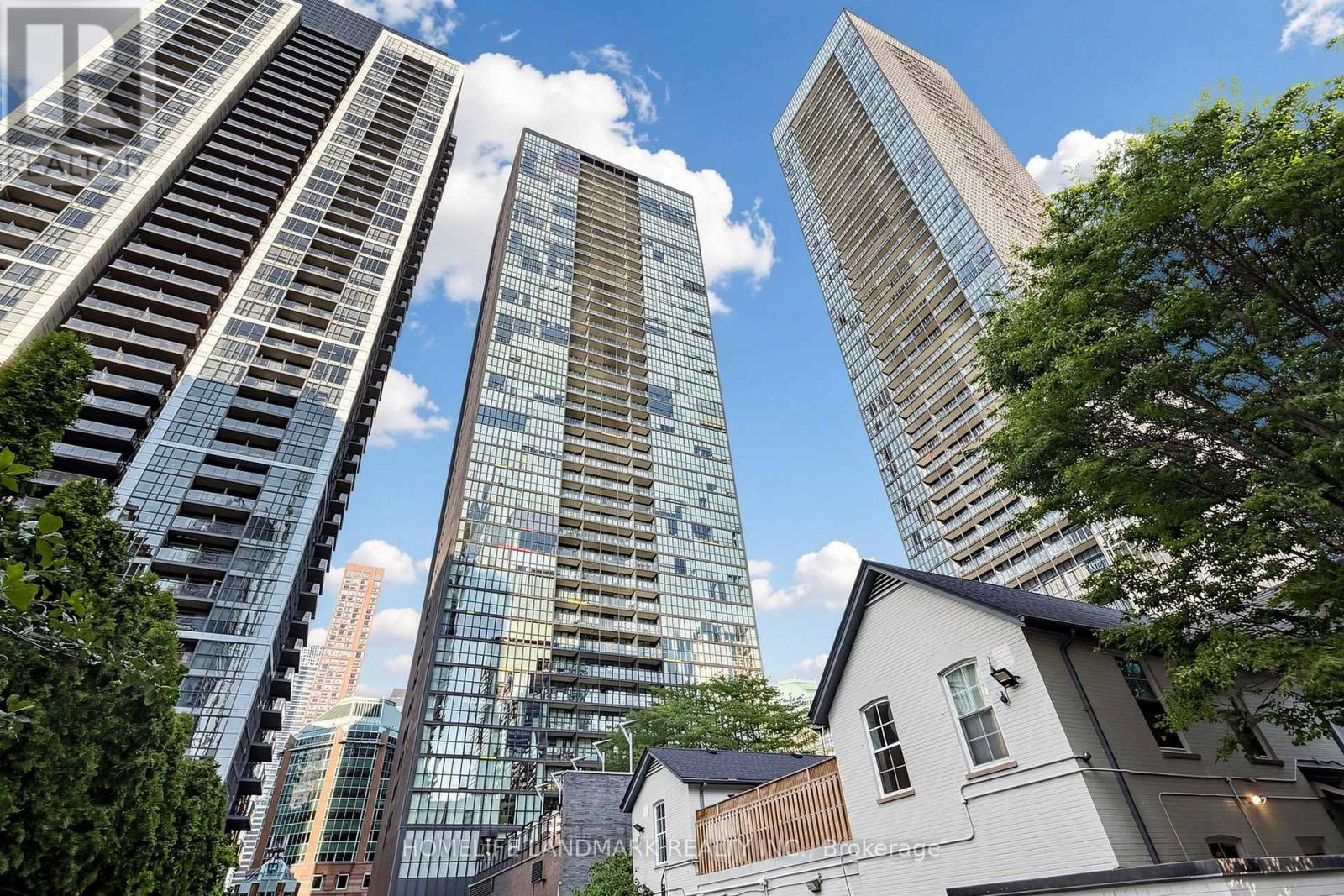 TH03 - 110 CHARLES STREET E