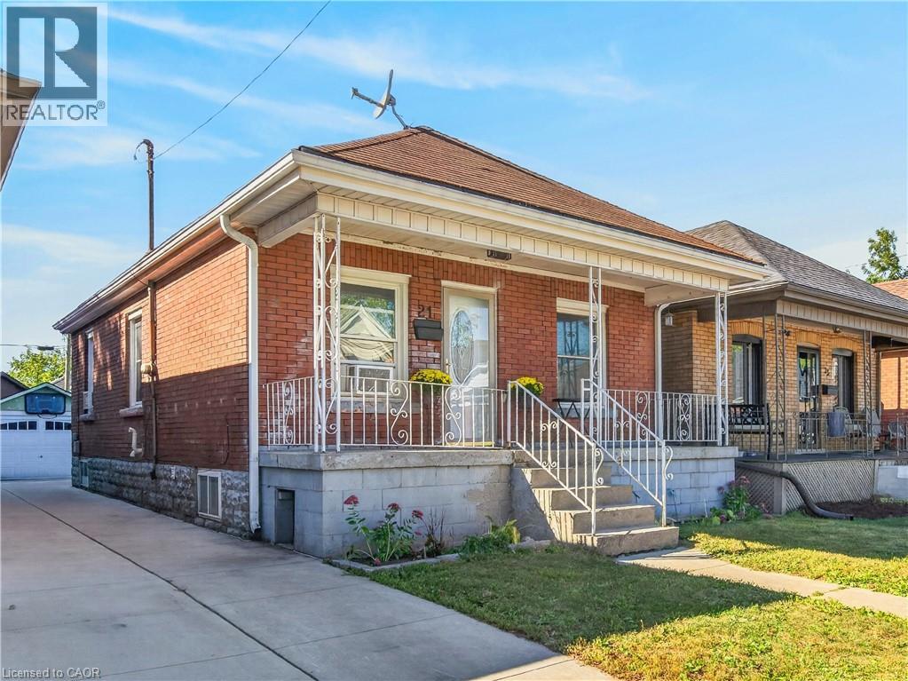 21 CAMERON Avenue N