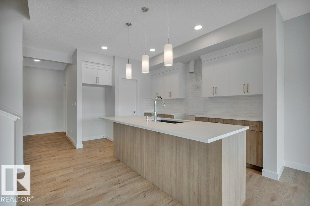 18643 19 AV NW