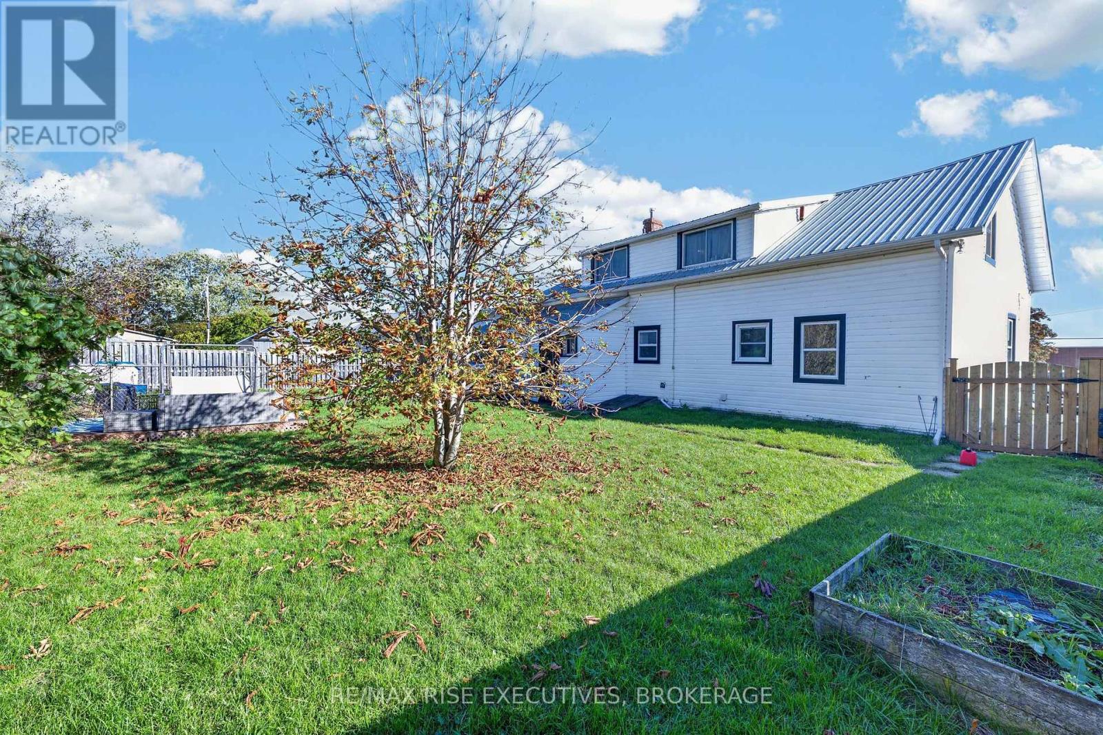 10-12 MANITOU CRESCENT