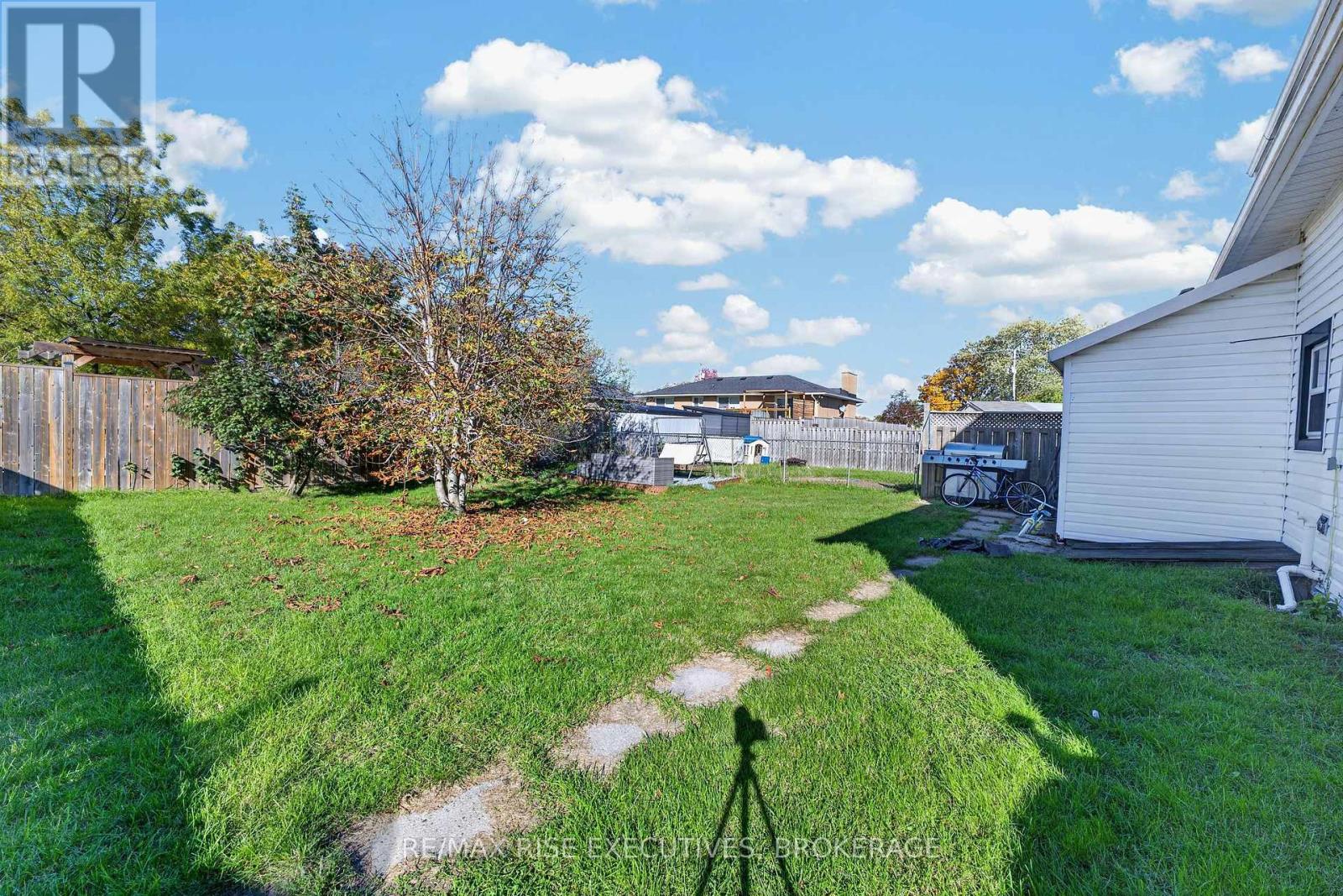 10-12 MANITOU CRESCENT