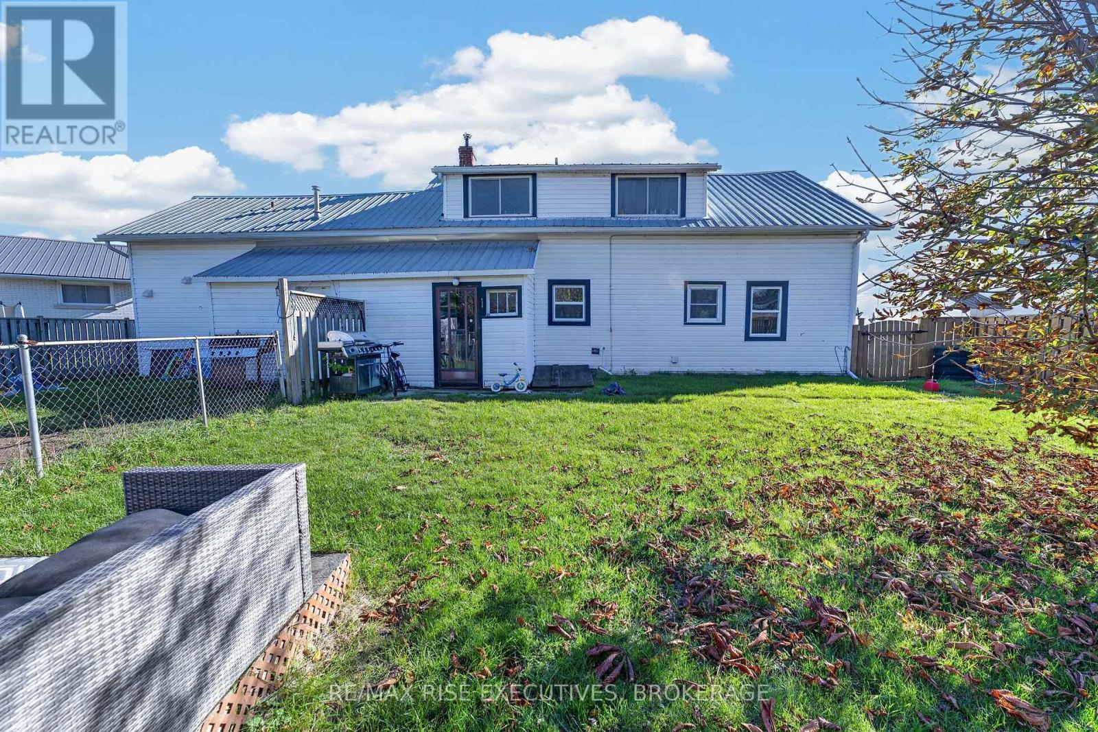 10-12 MANITOU CRESCENT