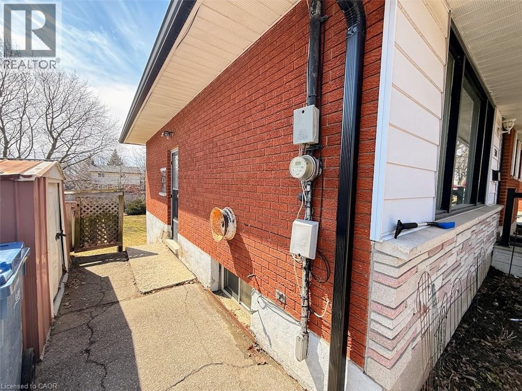 374 VICTORIA Road N