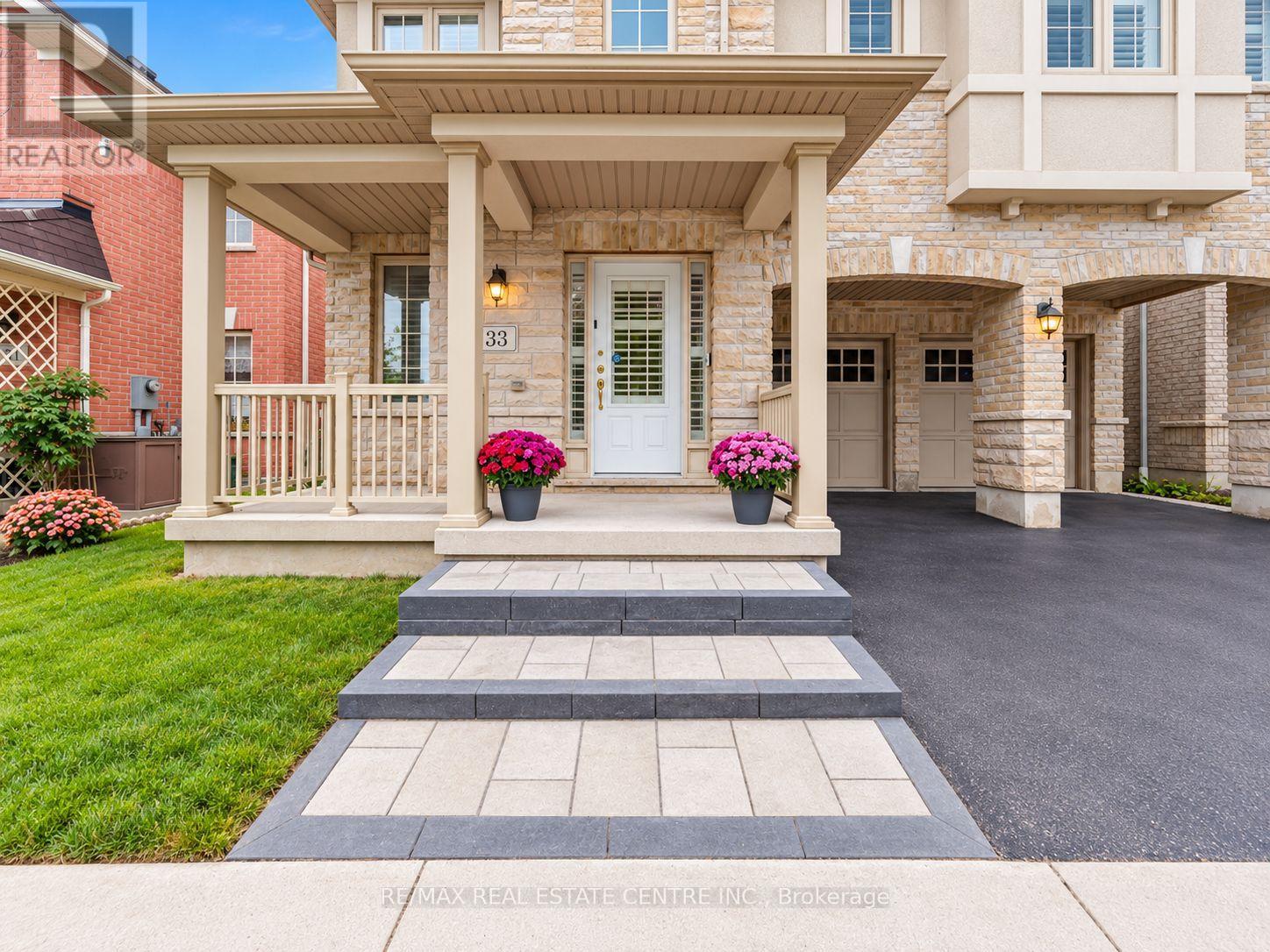 33 MOSELY CRESCENT