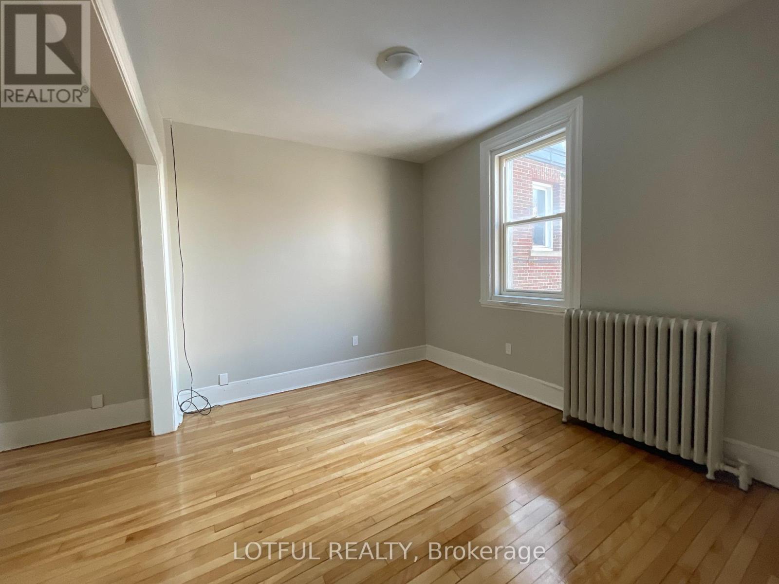 3 - 4-1/2 RUSSELL STREET E