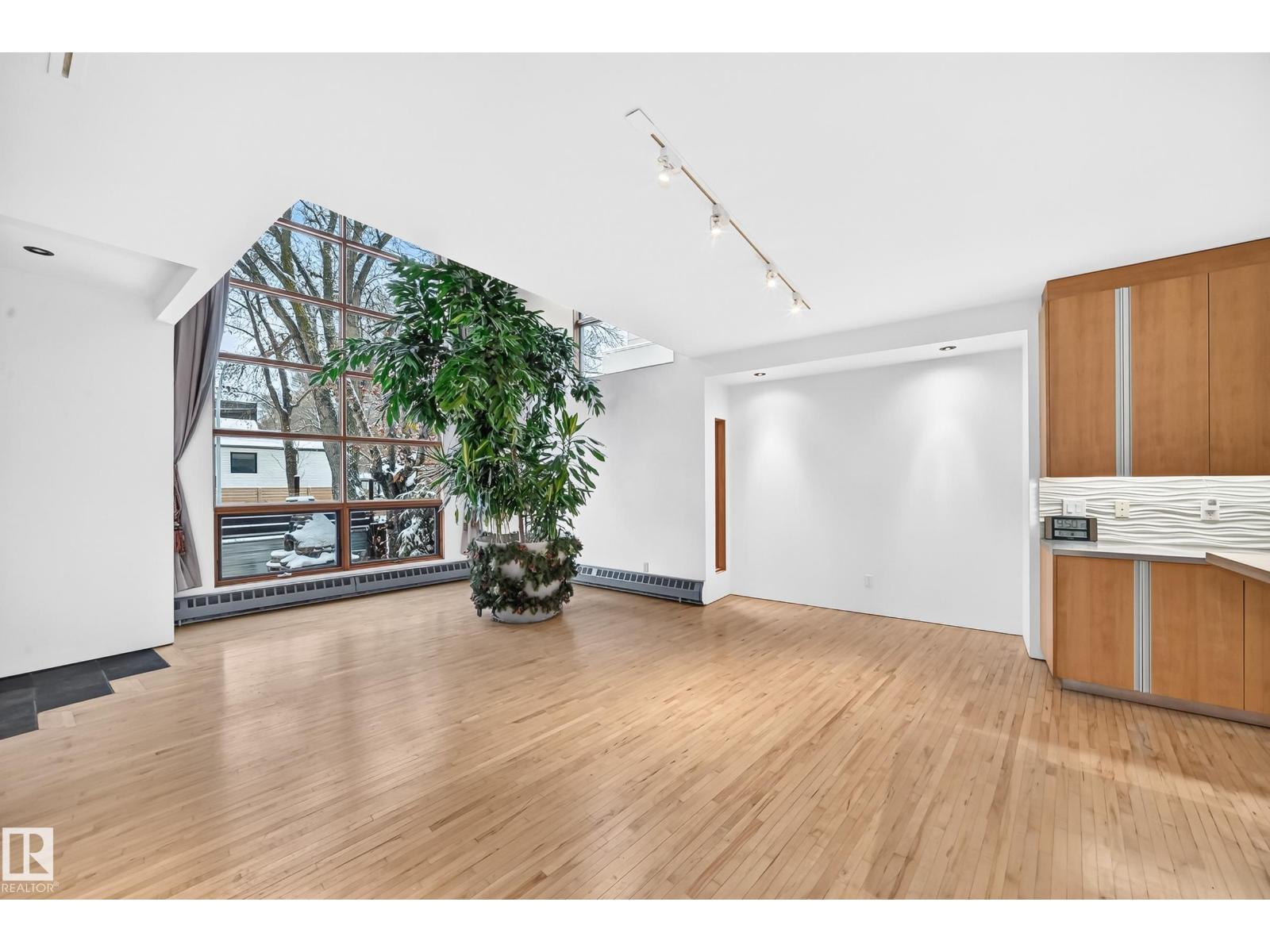 9318 109 AV NW