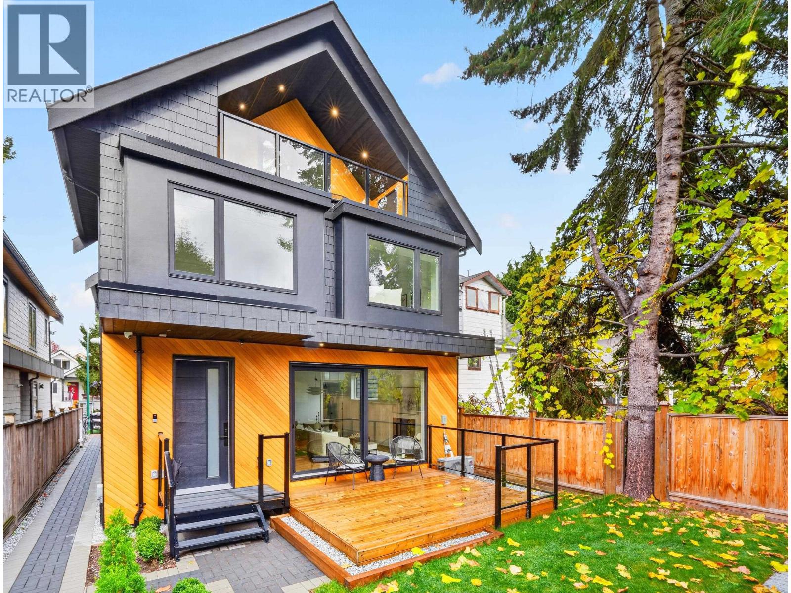2 950 W 17TH AVENUE