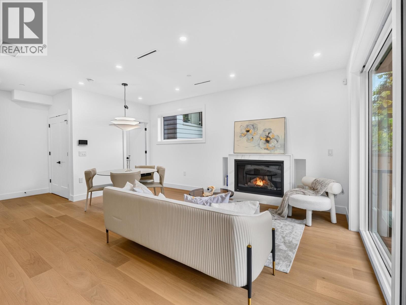 2 950 W 17TH AVENUE
