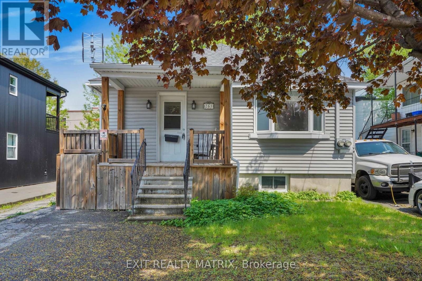 261 MONTFORT STREET - Photo 2