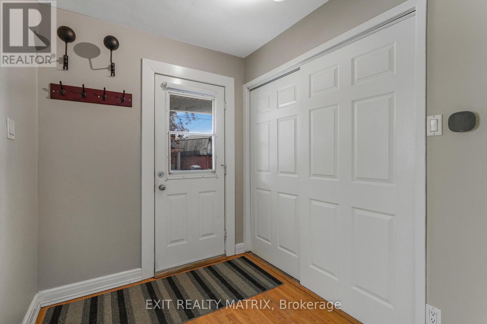 261 MONTFORT STREET - Photo 4