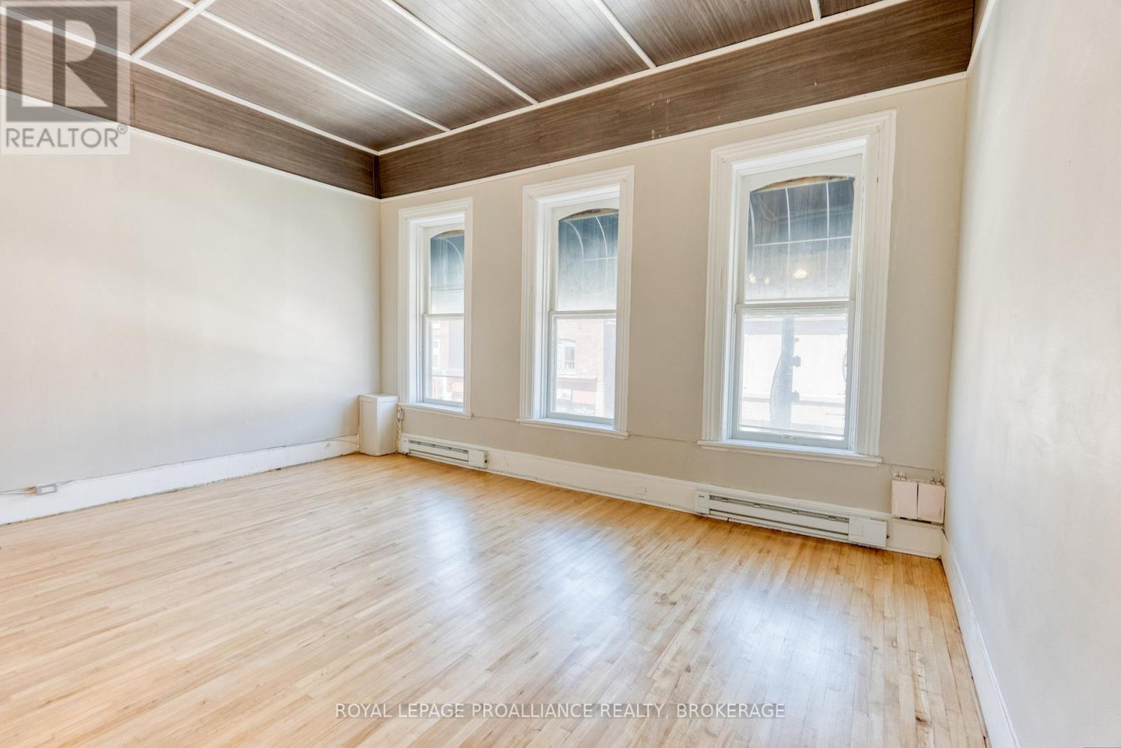 48 DUNDAS STREET E