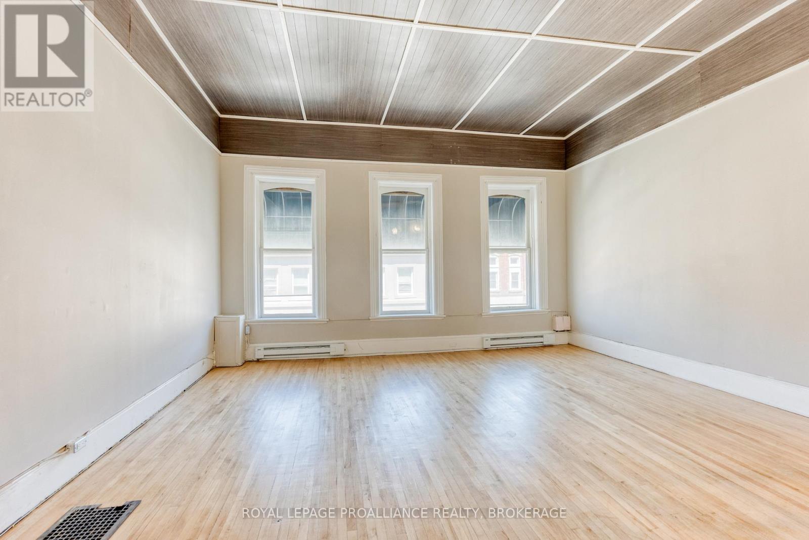 48 DUNDAS STREET E