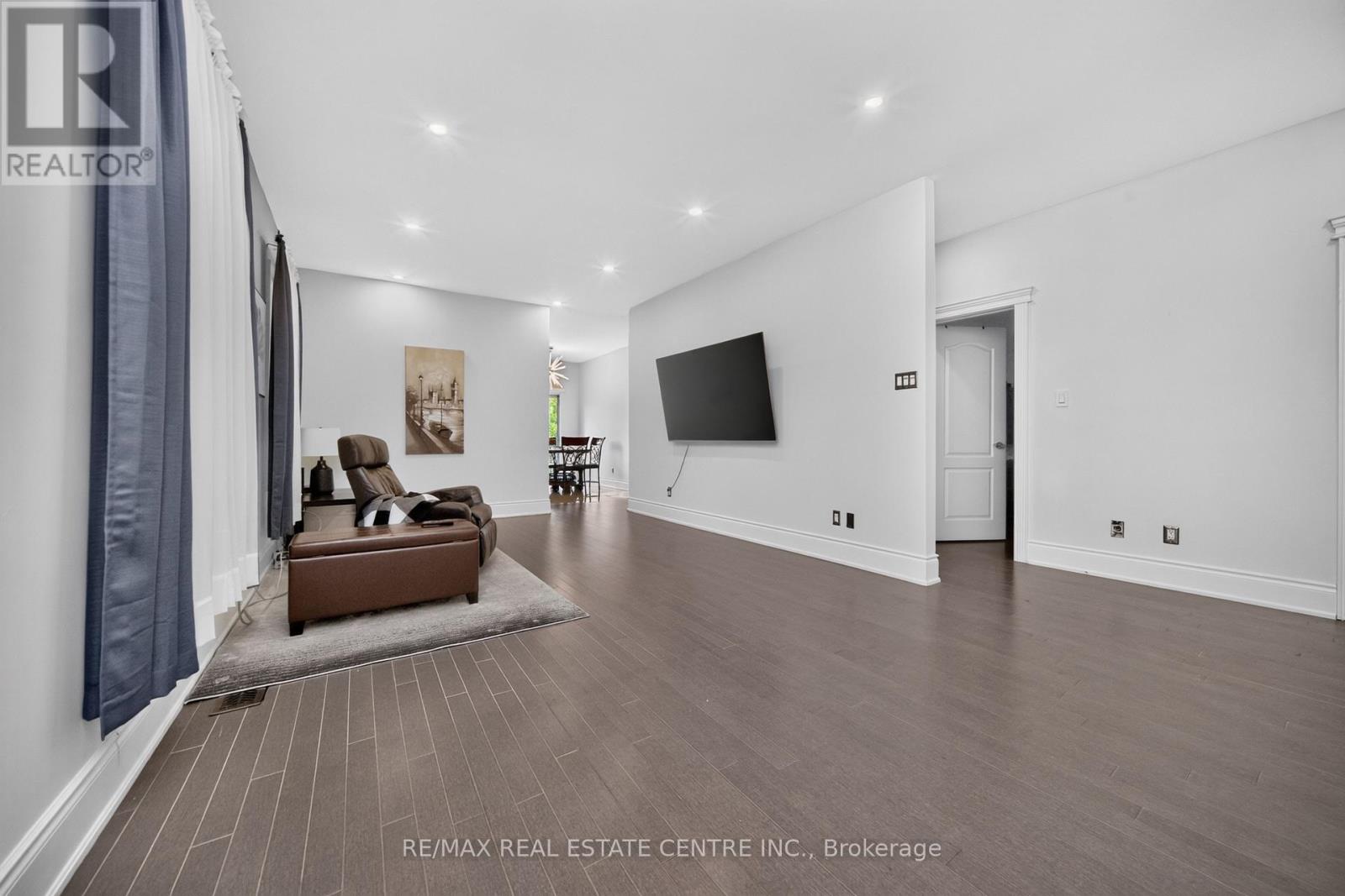 3 TWIN WILLOW CRESCENT