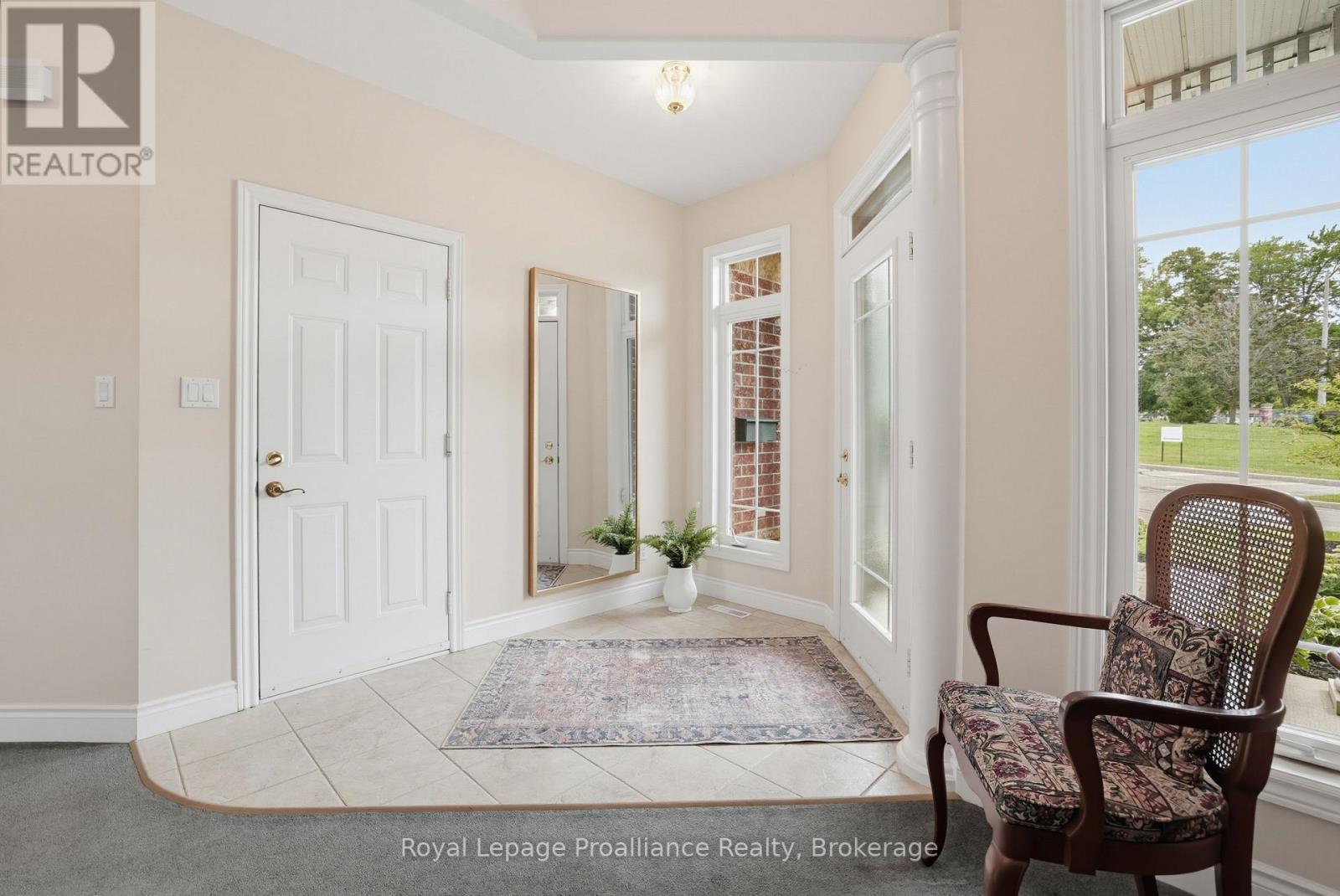 17 - 355 DUNDAS STREET W