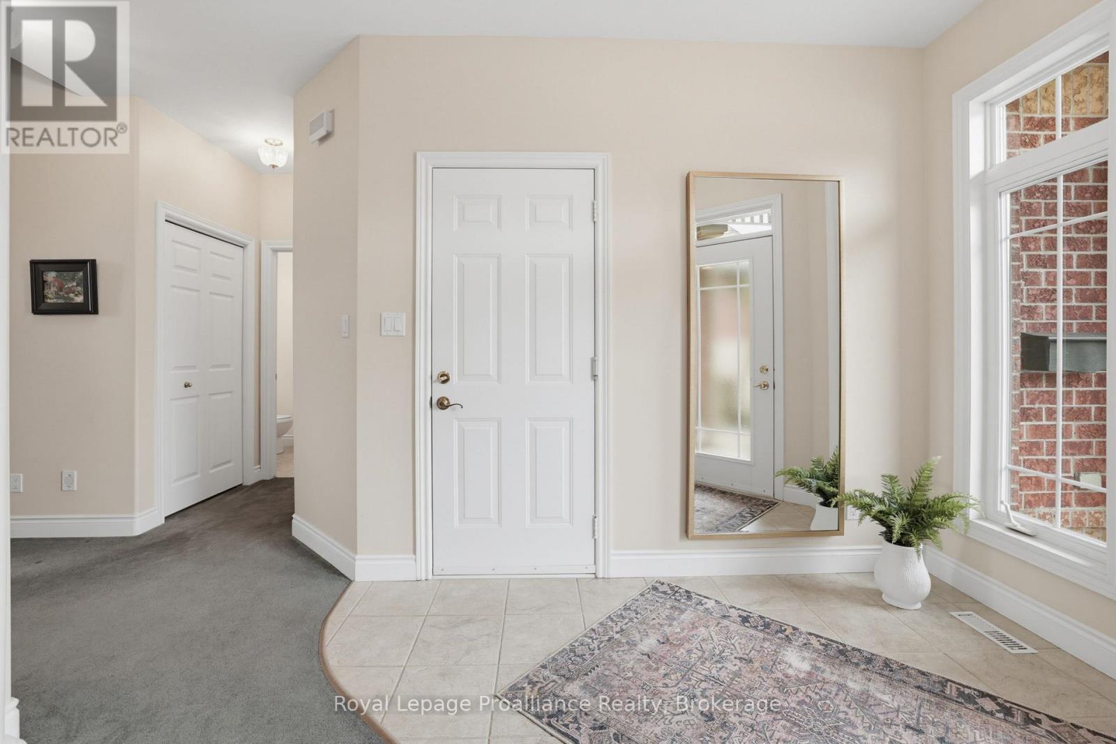 17 - 355 DUNDAS STREET W