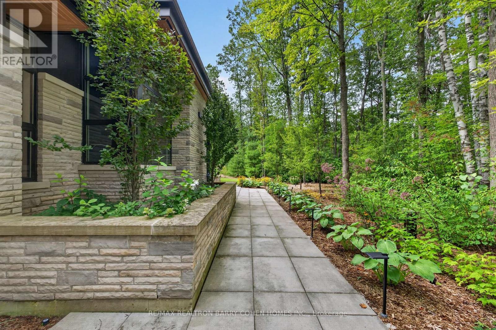 10 TRAILWOOD CRESCENT