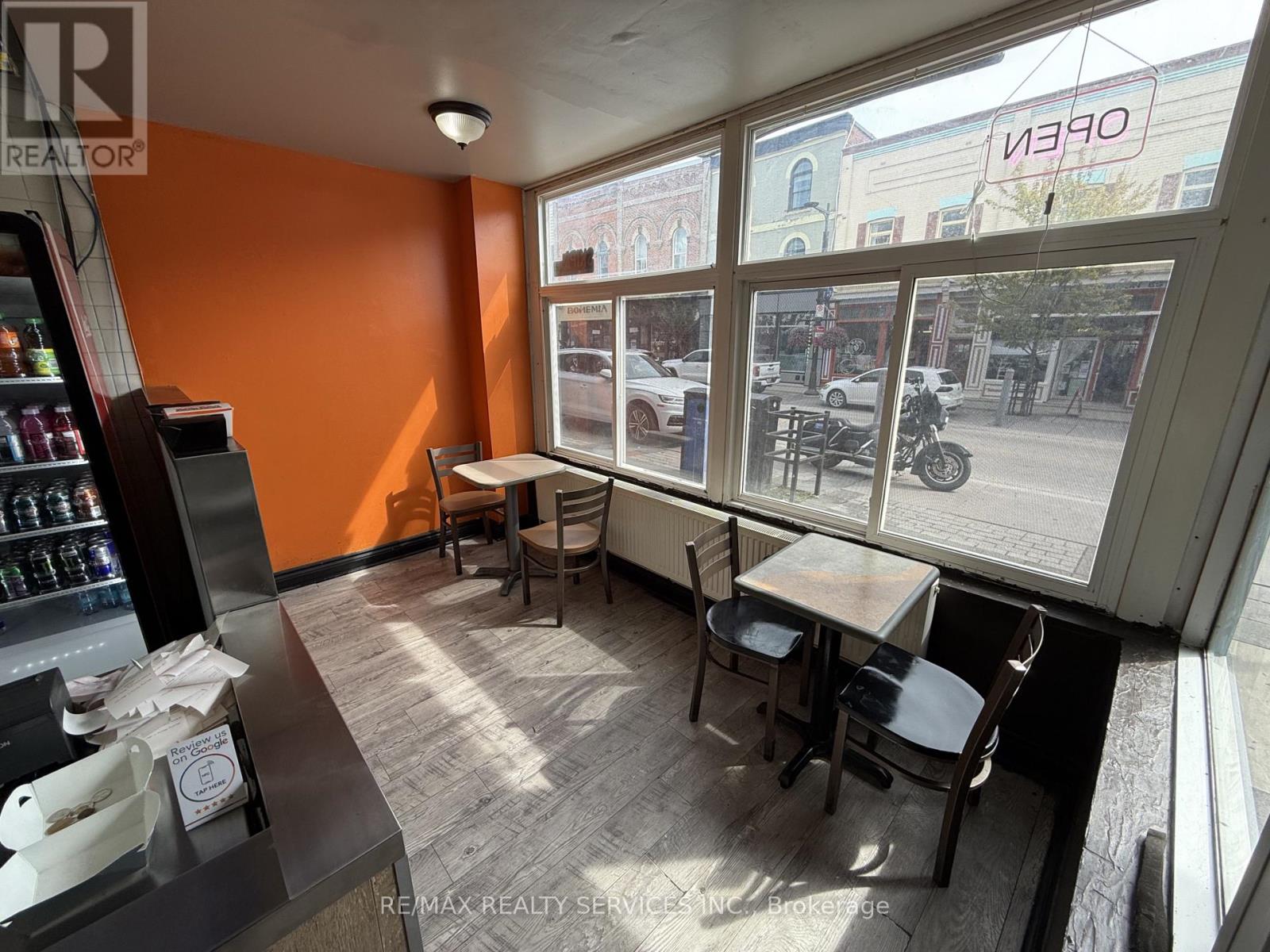98 DUNLOP STREET E