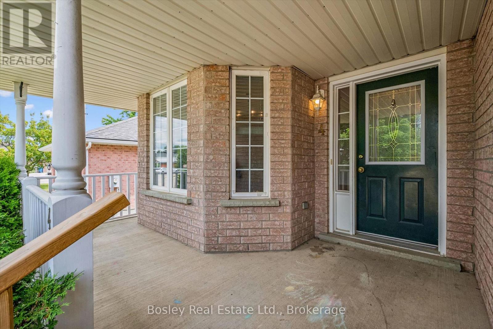 4 HAYWARD CRESCENT