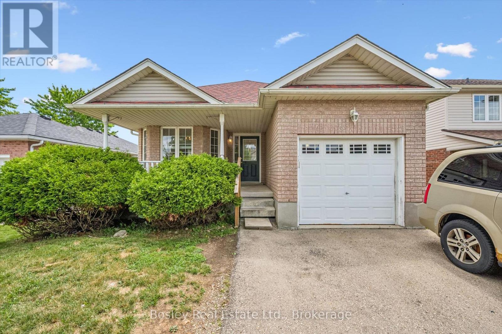 4 HAYWARD CRESCENT