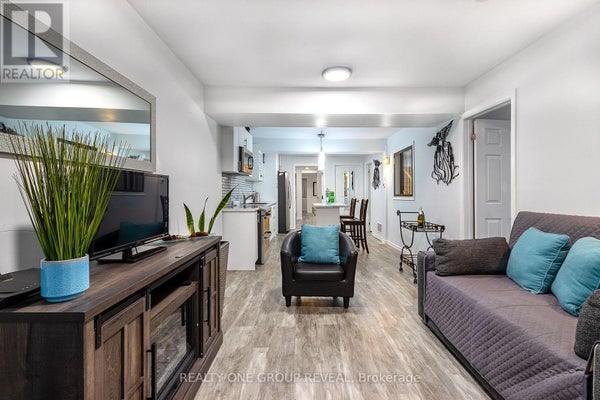 524 Simcoe St S, Oshawa (Central), ON 2
