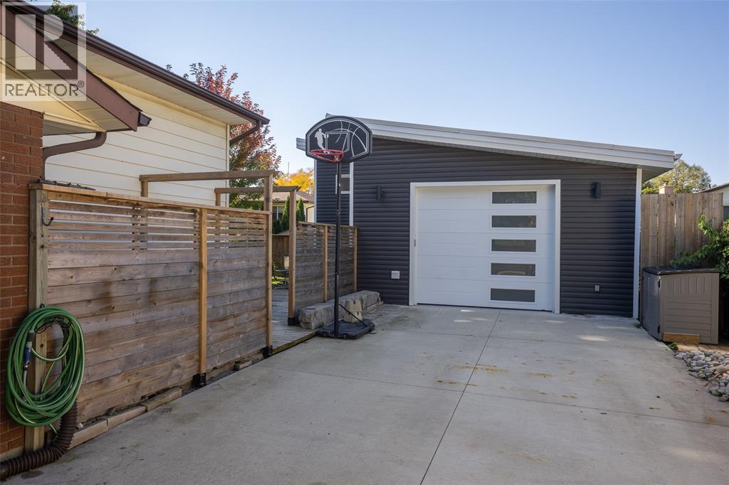 477 TREEWOOD CRESCENT