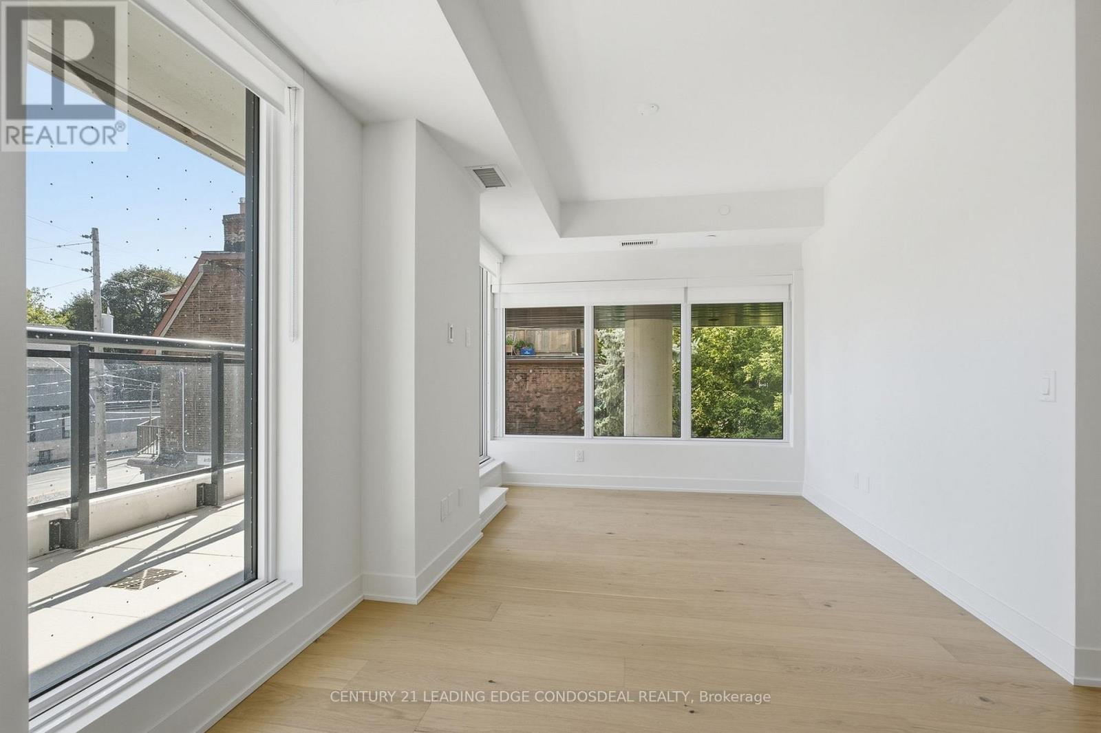 207 - 322 DUPONT STREET