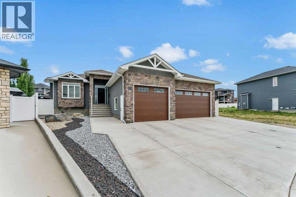 215 HAMPTONS CRESCENT SE