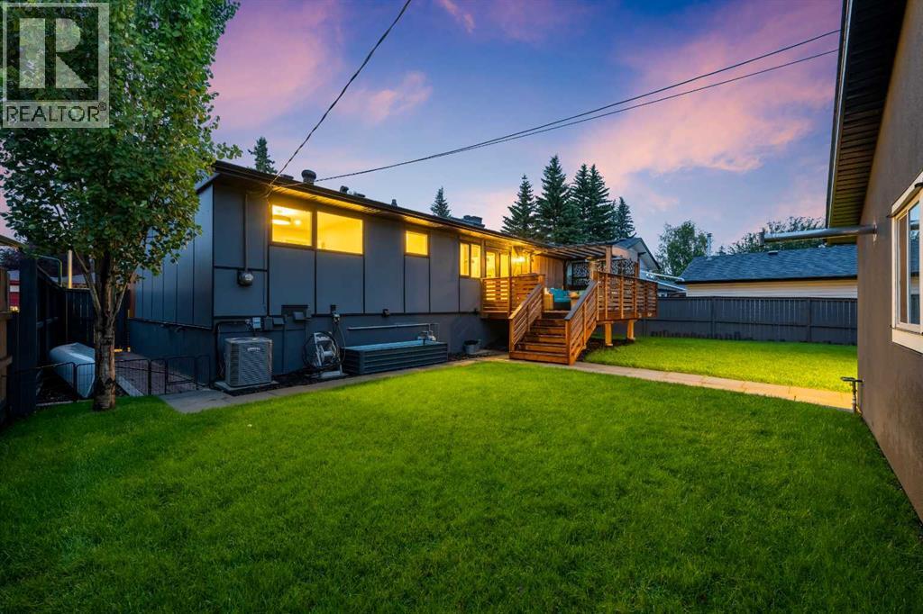 100 Lake Crimson Close SE