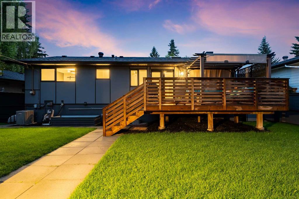100 Lake Crimson Close SE