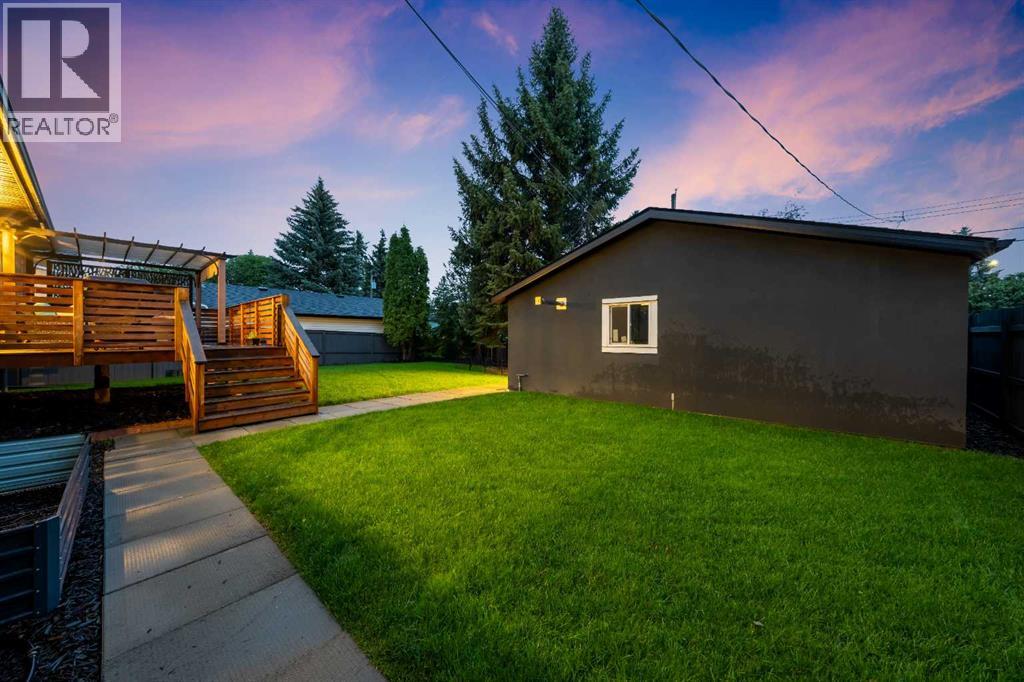 100 Lake Crimson Close SE
