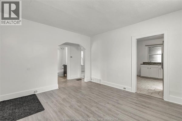 844 Ellrose Ave, Windsor, ON 4