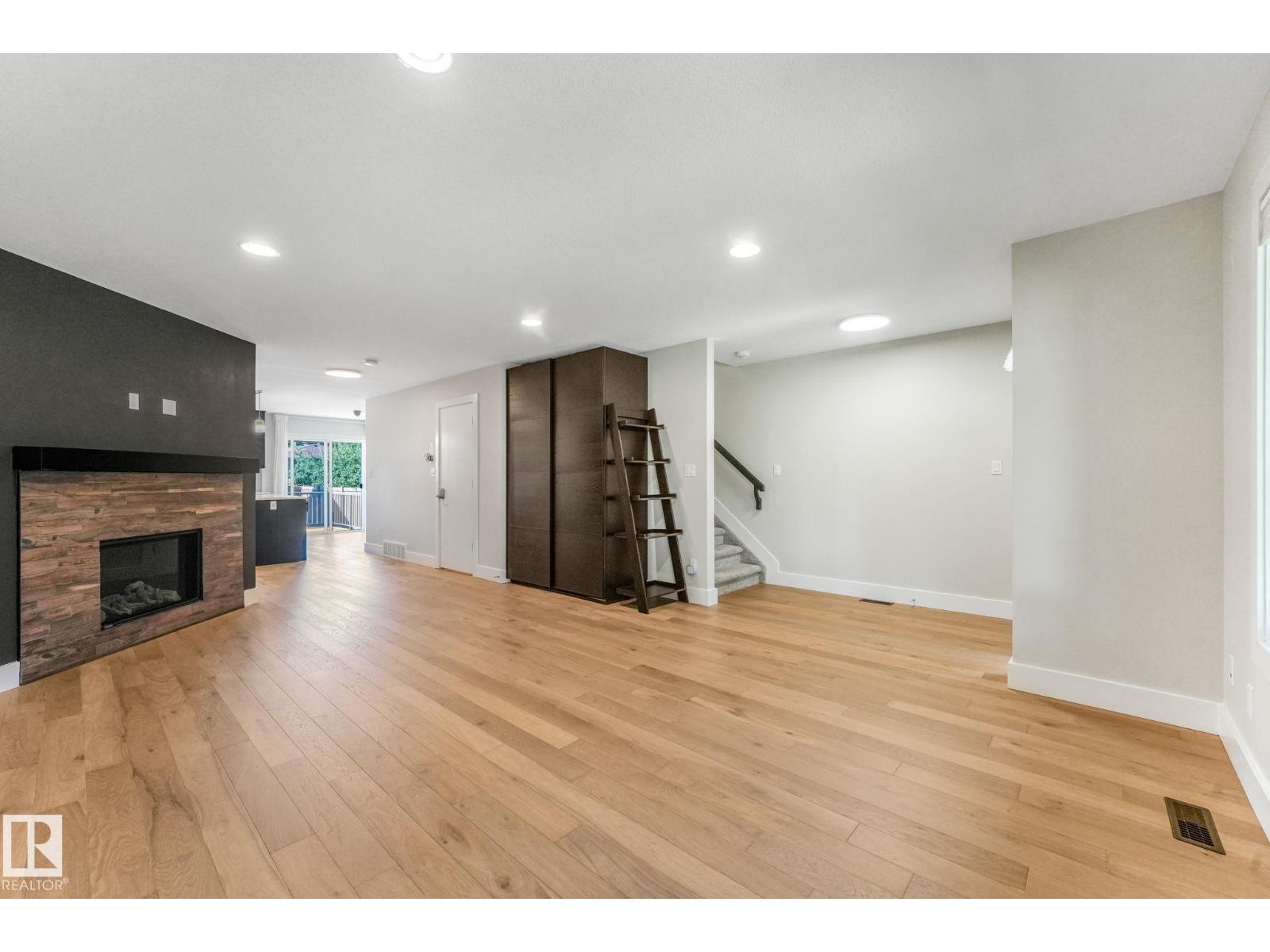 10433 70 AV NW
