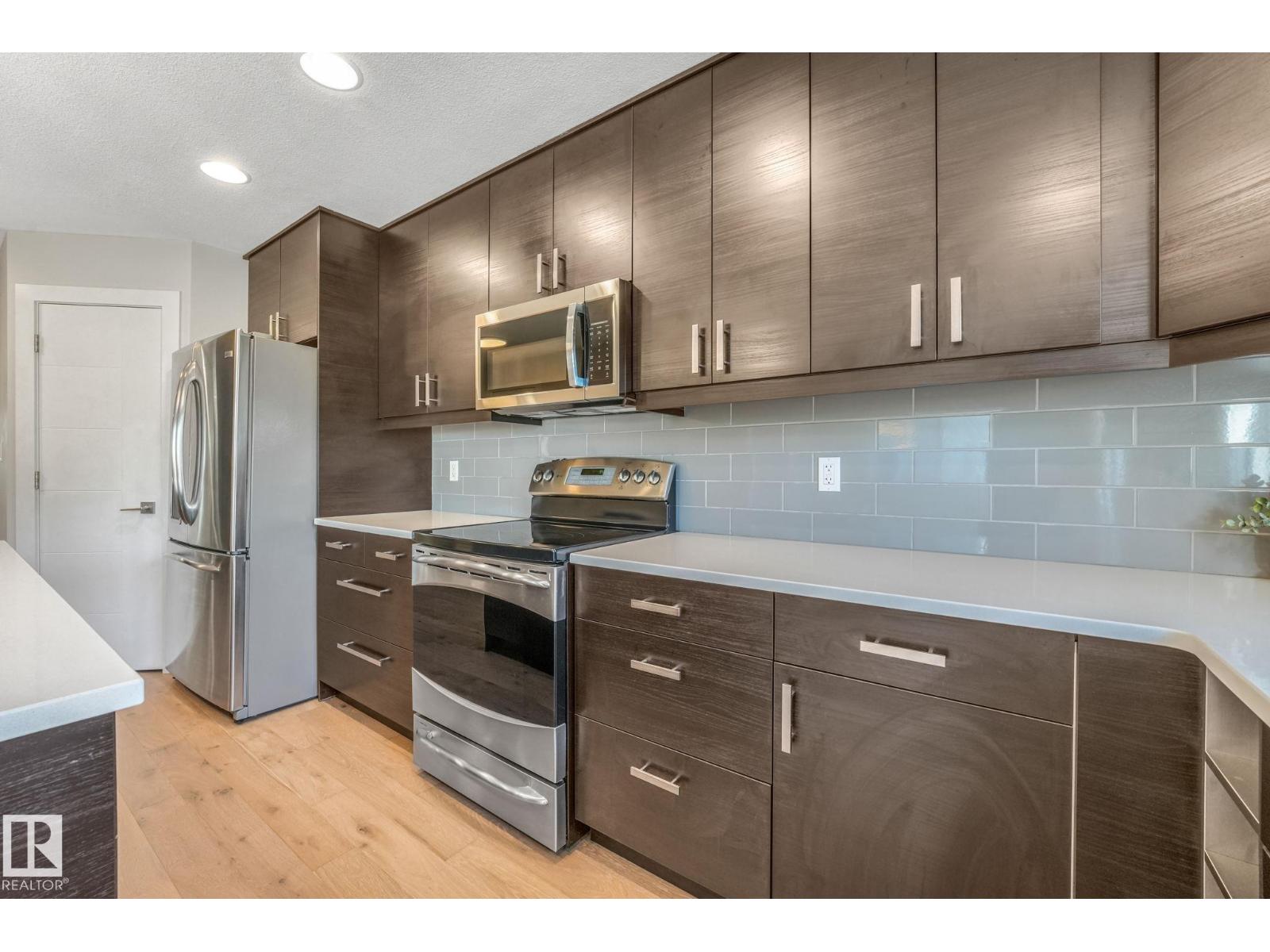 10433 70 AV NW