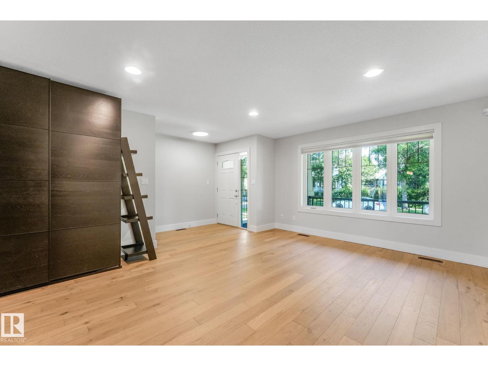 10433 70 AV NW
