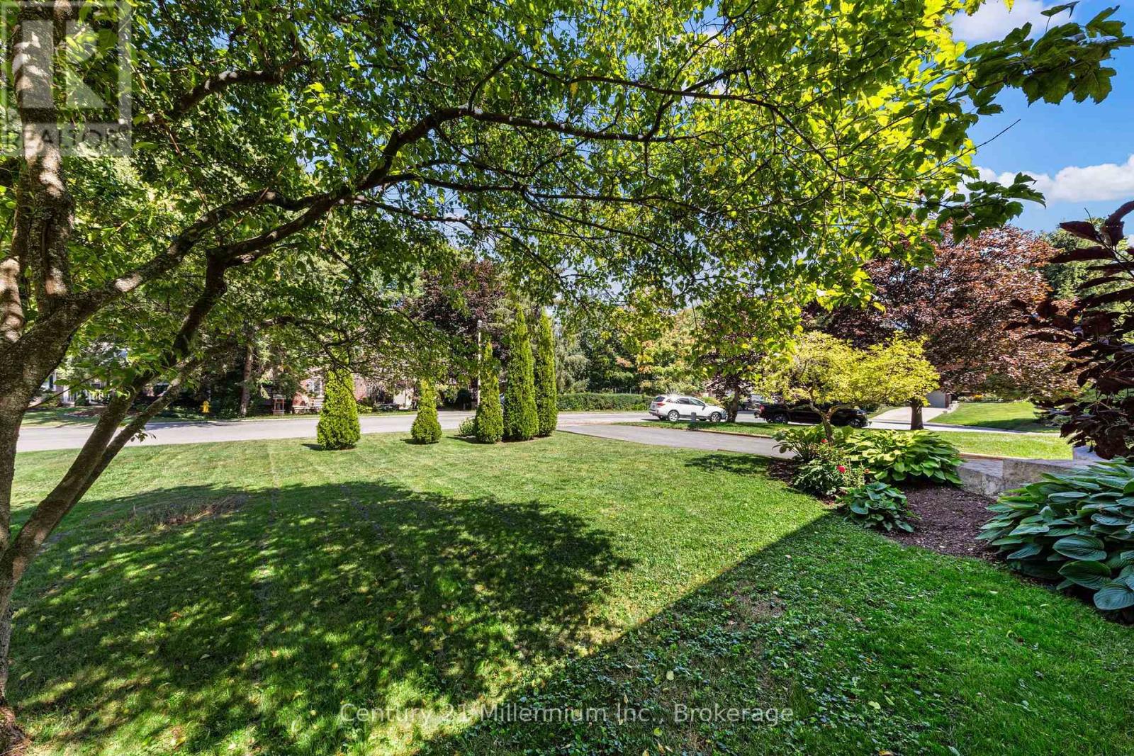 128 PARKLANE CRESCENT